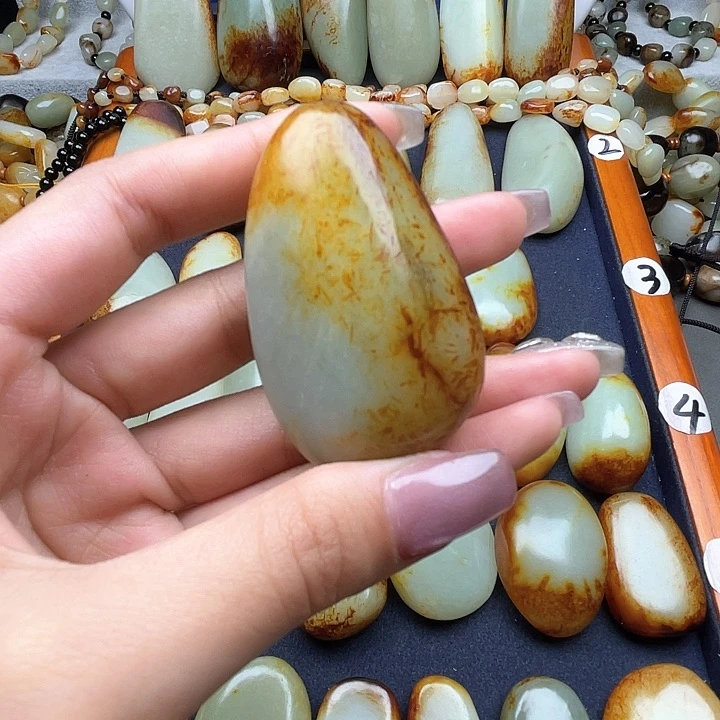 和田玉颈饰未镶嵌向****.