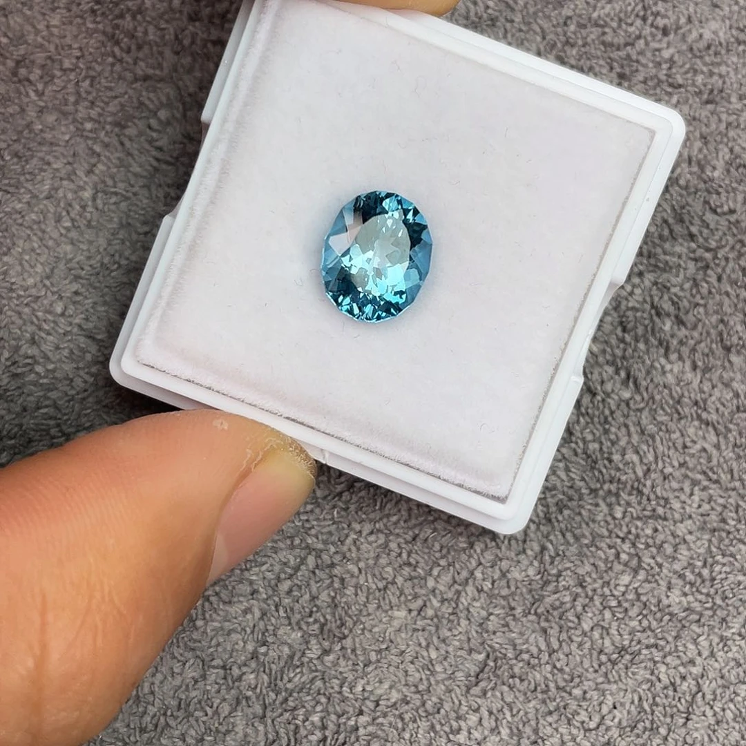 托帕石裸石未镶嵌4.72Ct。