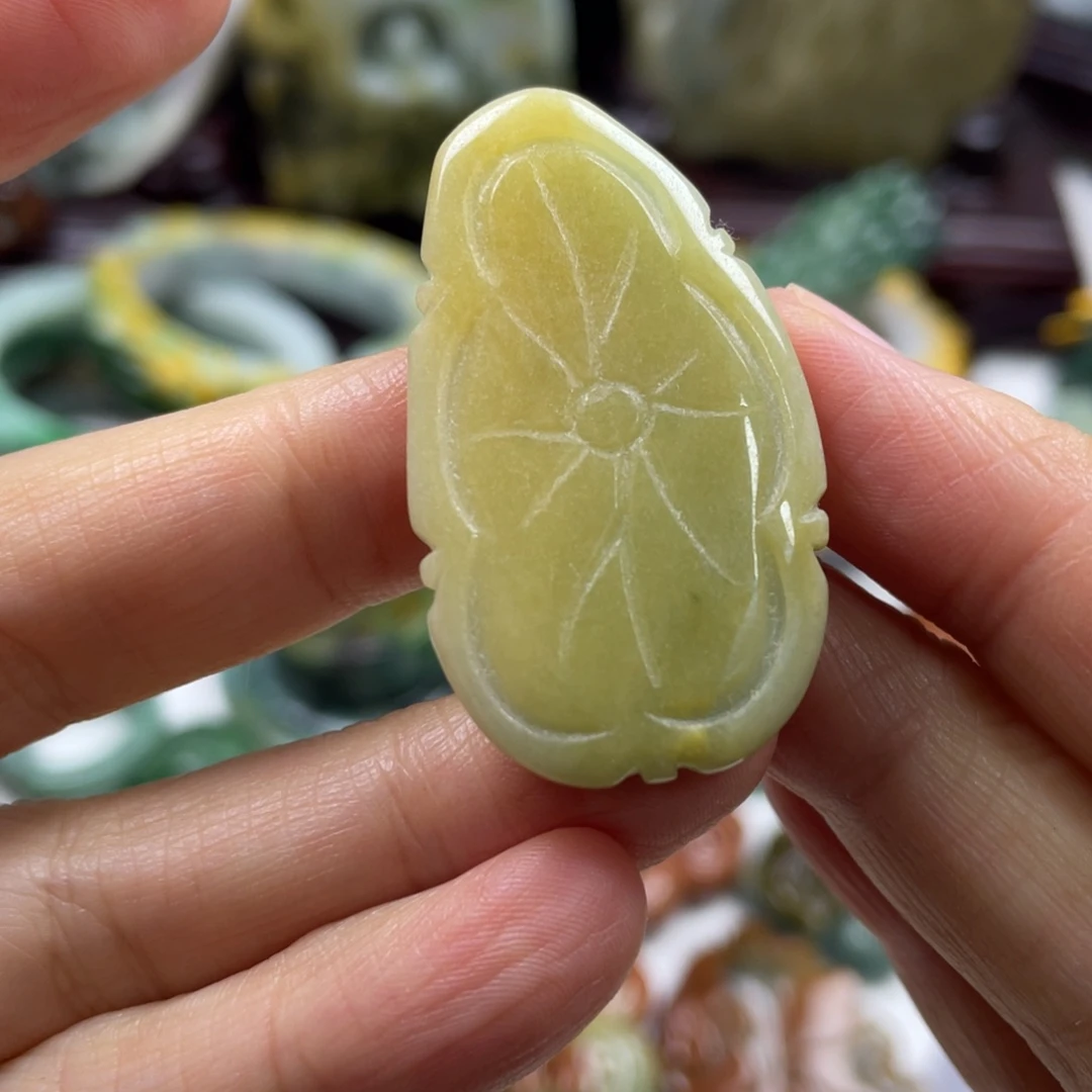 翡翠未镶嵌颈饰牌子