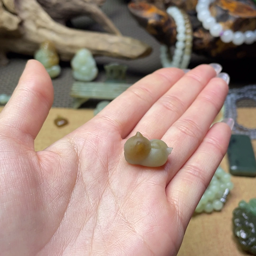 ***和田玉未镶嵌颈饰糖玉小猫未抛光