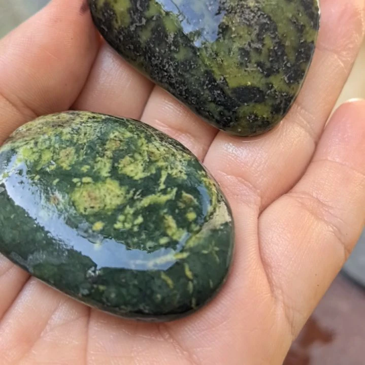 石材铭****卖藏玉药王石原石手把件两个原石