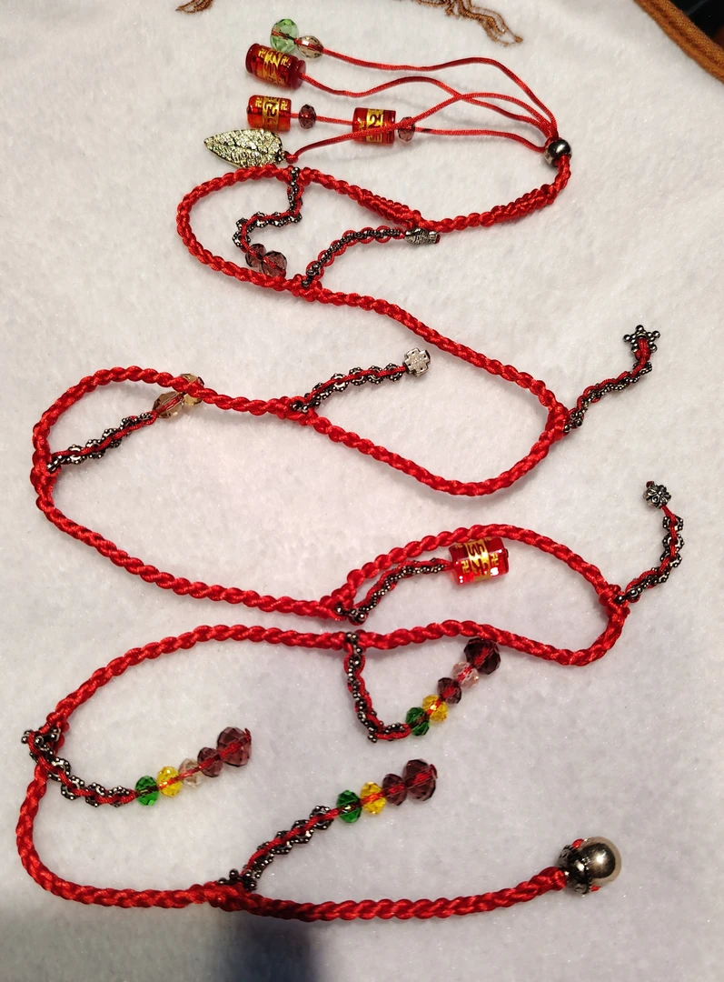 本命年红腰带，纯手工编织。