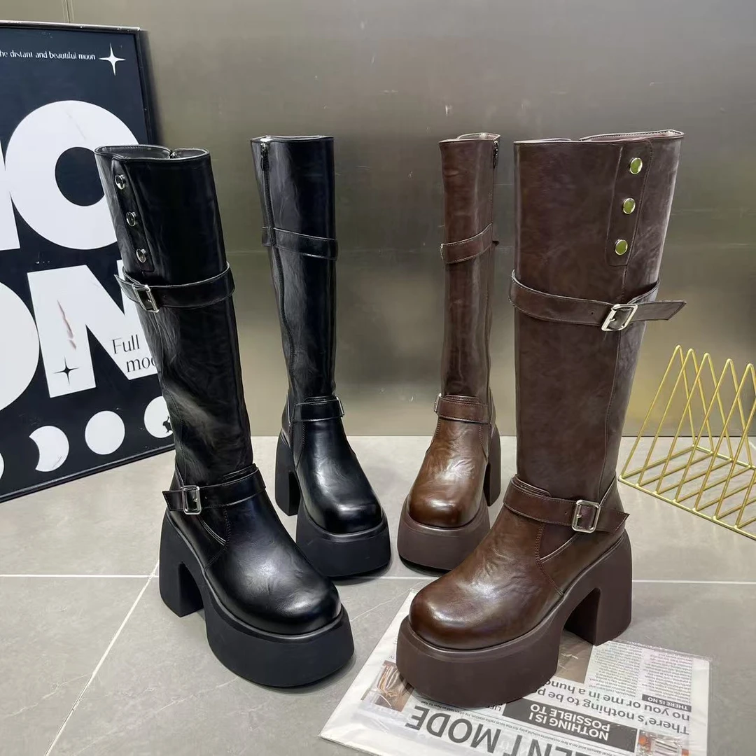2025新款复古时尚棕色尖头皮带扣长靴侧拉链粗跟厚底高筒骑士靴女