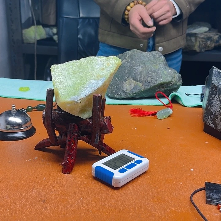 蛇纹石玉原石未镶嵌14