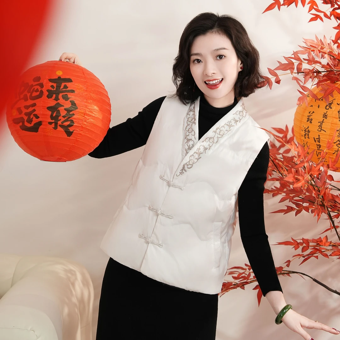 西子/【格桑】90鹅绒V领国风刺绣盘扣羽绒服背心/MJBH717