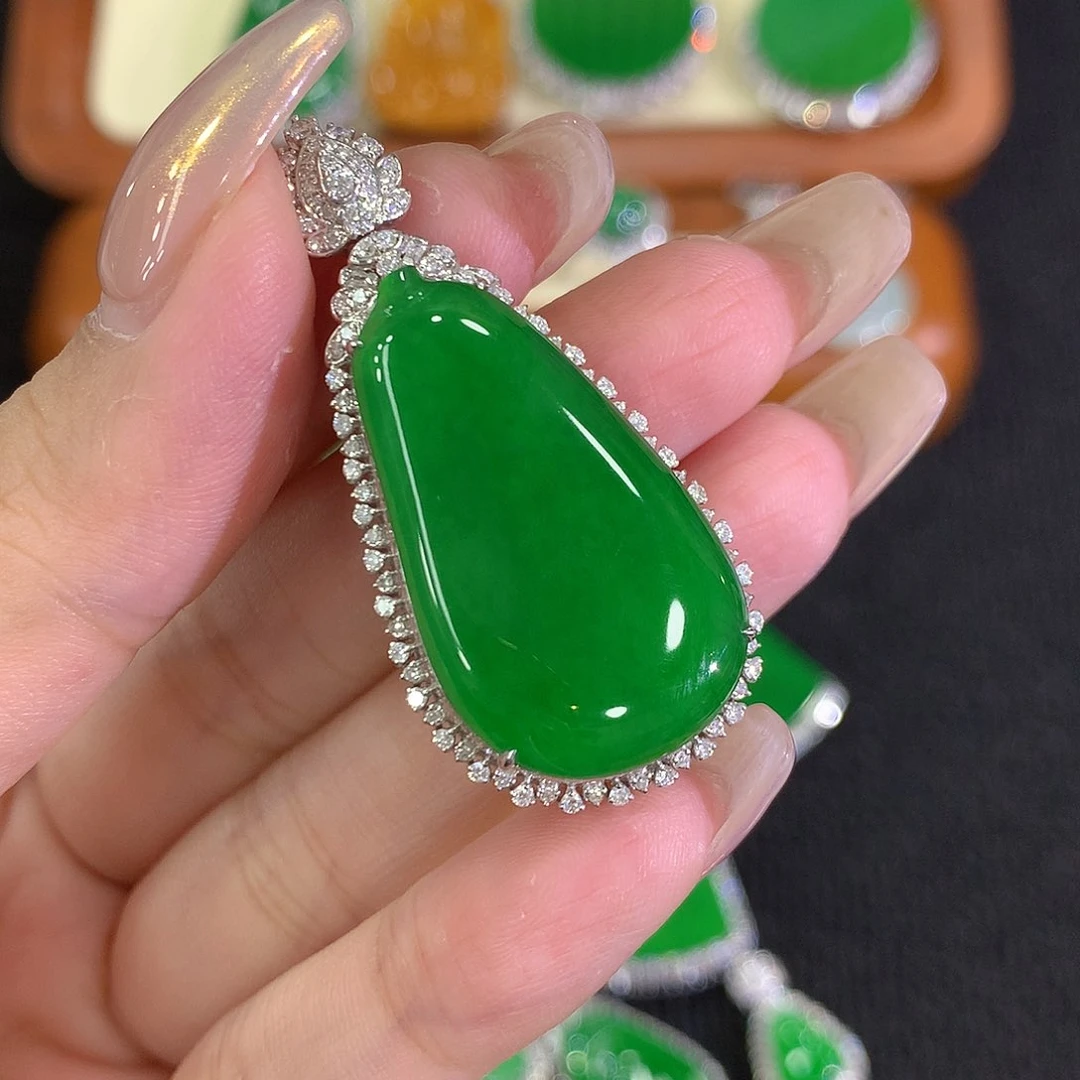 翡翠18K金镶嵌颈饰8888888888