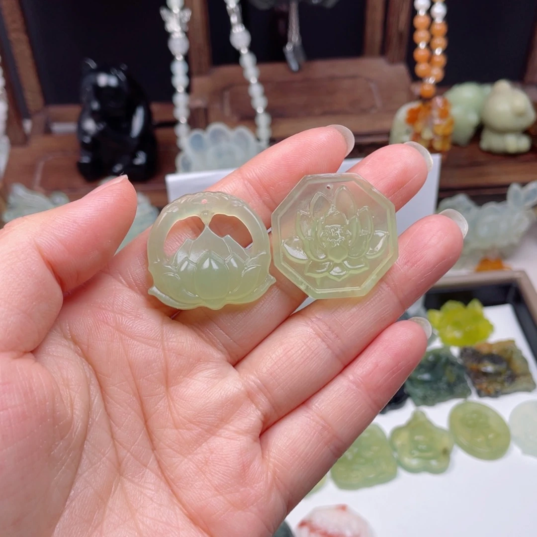 蛇纹石玉未镶嵌颈饰唯**月