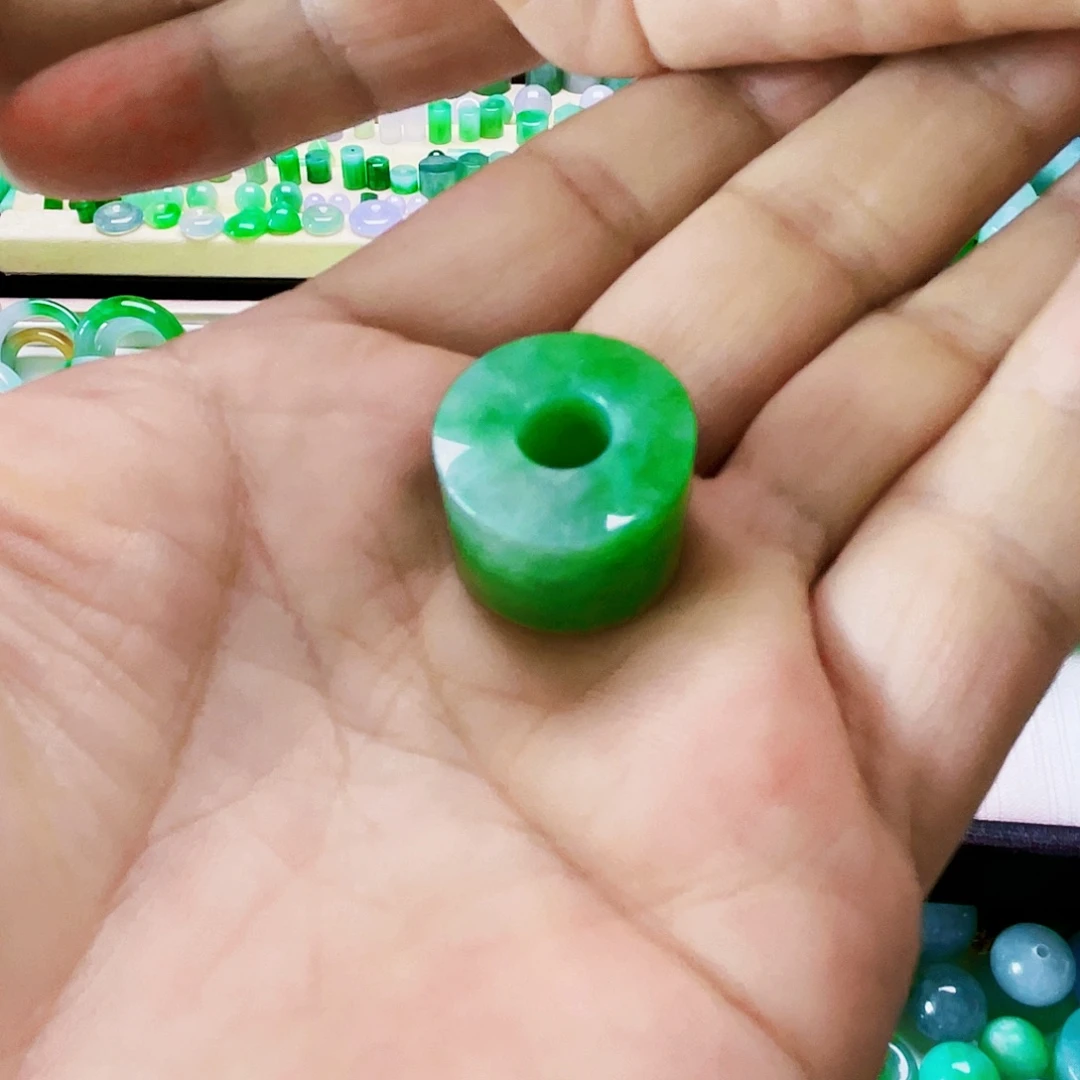 牵***步散珠翡翠天然缅甸翡翠A货