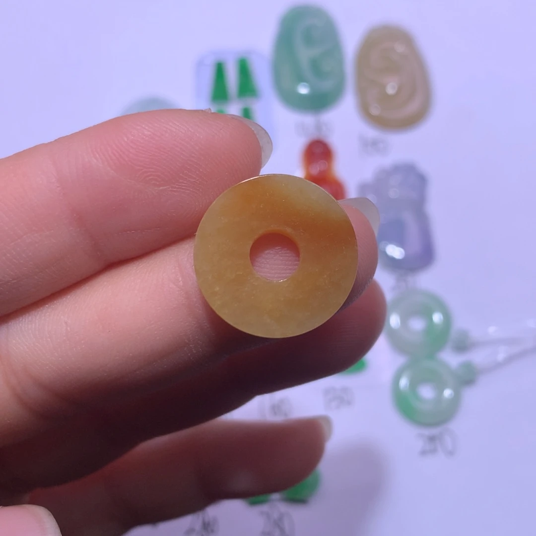 翡翠未镶嵌颈饰黄圈