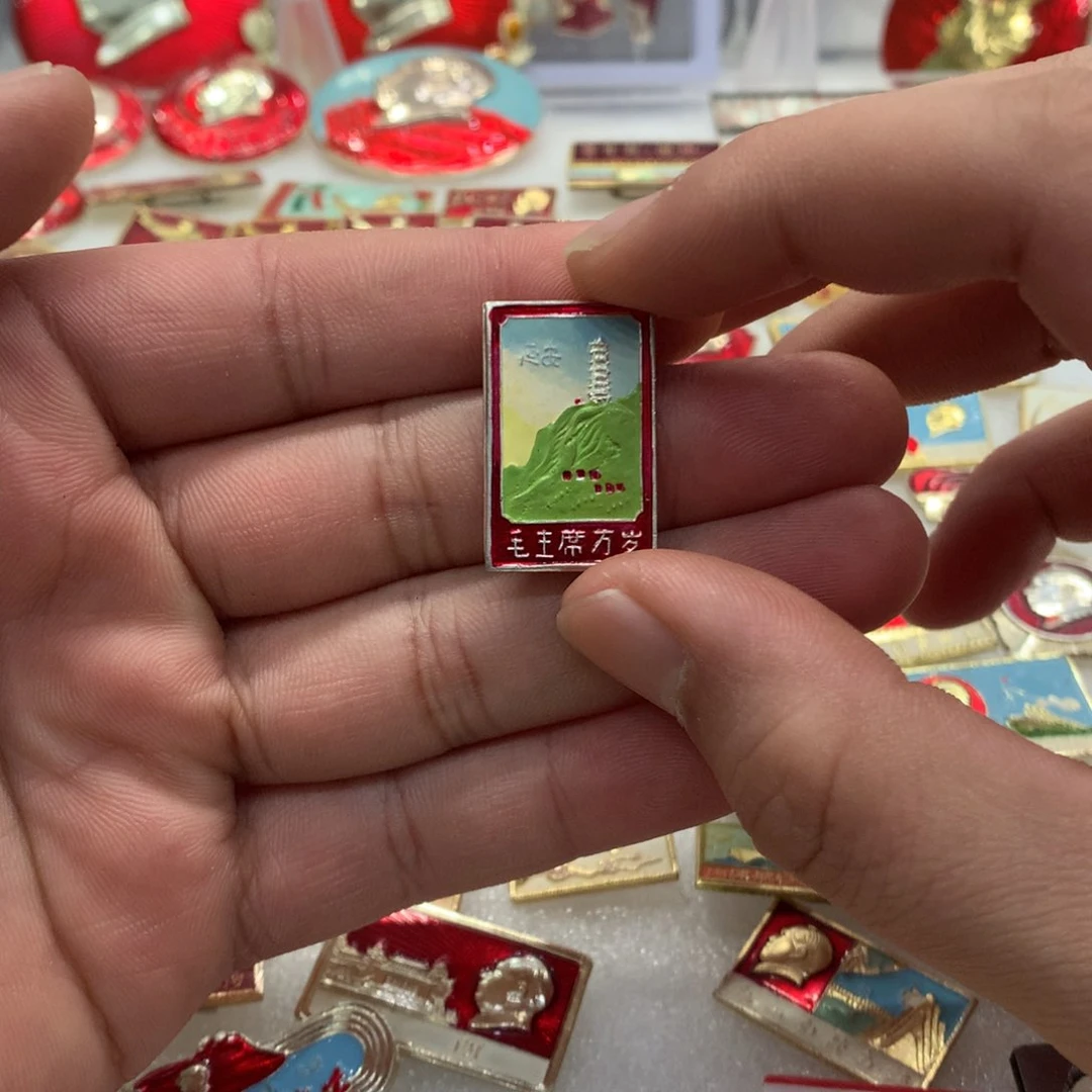 铝红色纪念章油彩延安