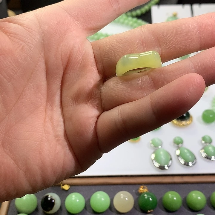 未镶嵌戒指和田玉