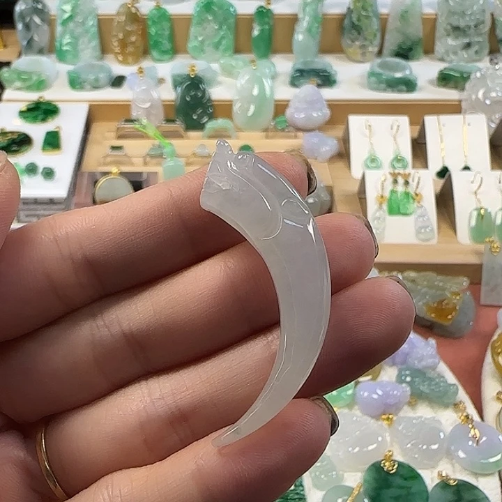 翡翠未镶嵌颈饰白冰龙牙