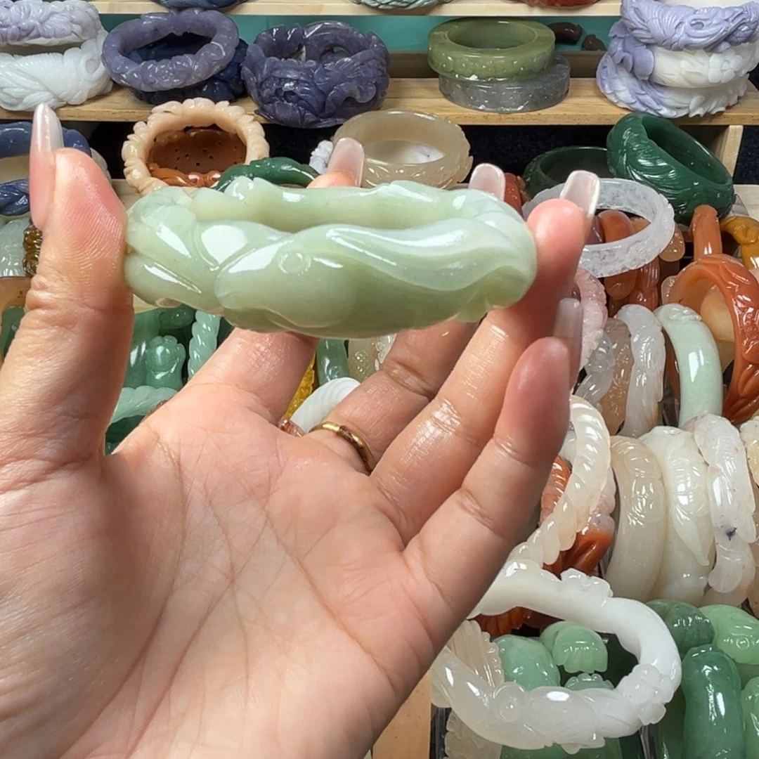 石英质玉未镶嵌雕花手镯