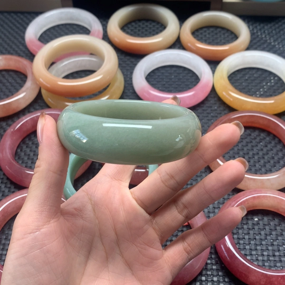 爱***使未镶嵌手镯石英岩玉