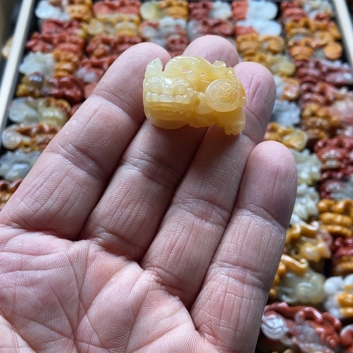 石英质玉（黄龙玉）未镶嵌颈饰