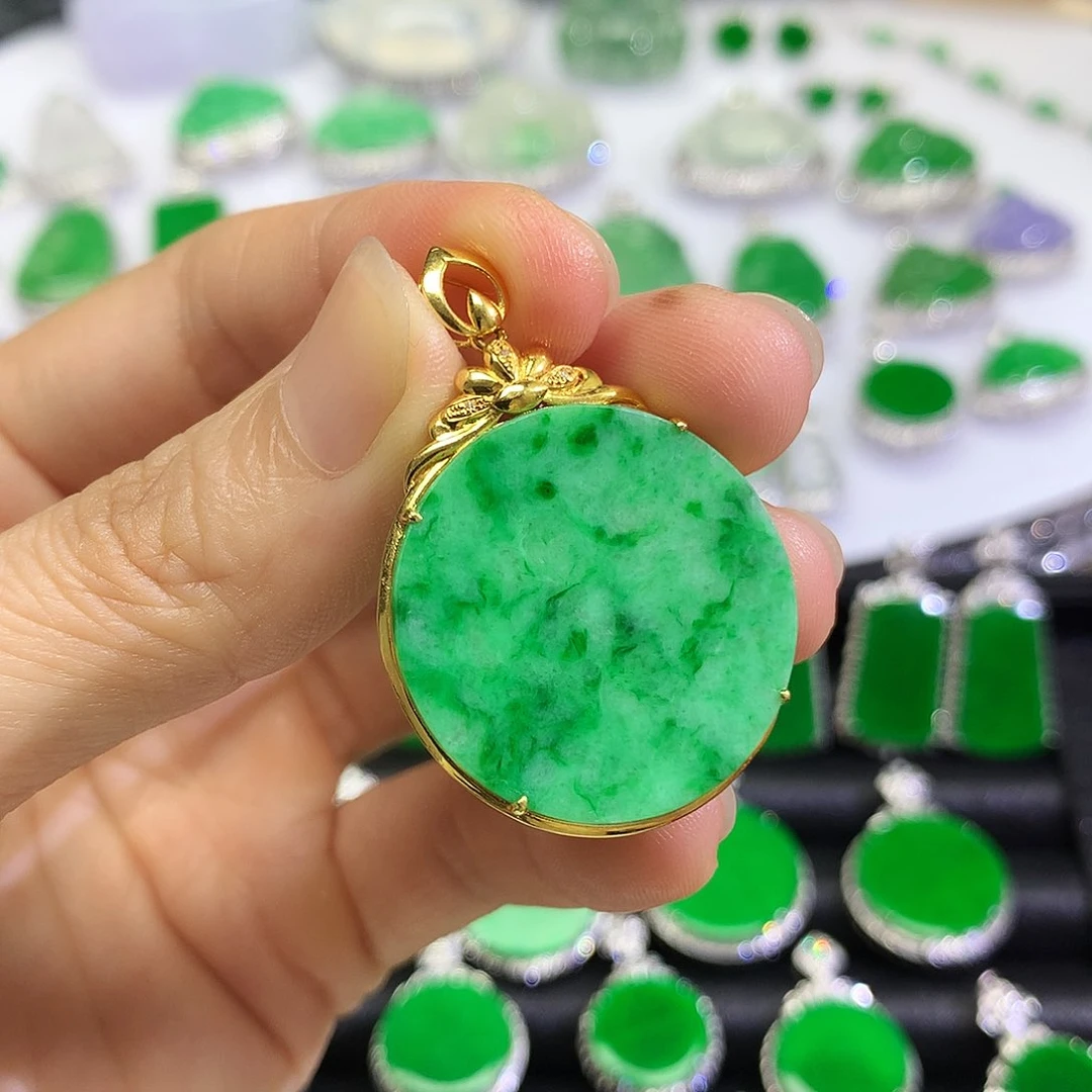 翡翠18K金镶嵌颈饰吊坠