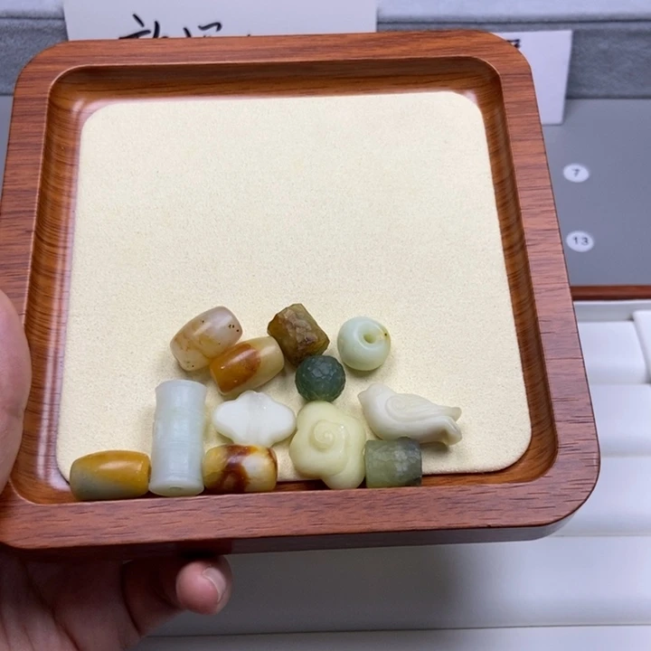 蛇纹石玉未镶嵌颈饰蕾