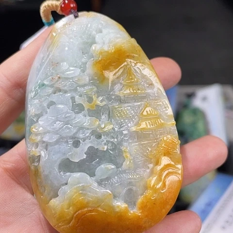 翡翠未镶嵌颈饰一个