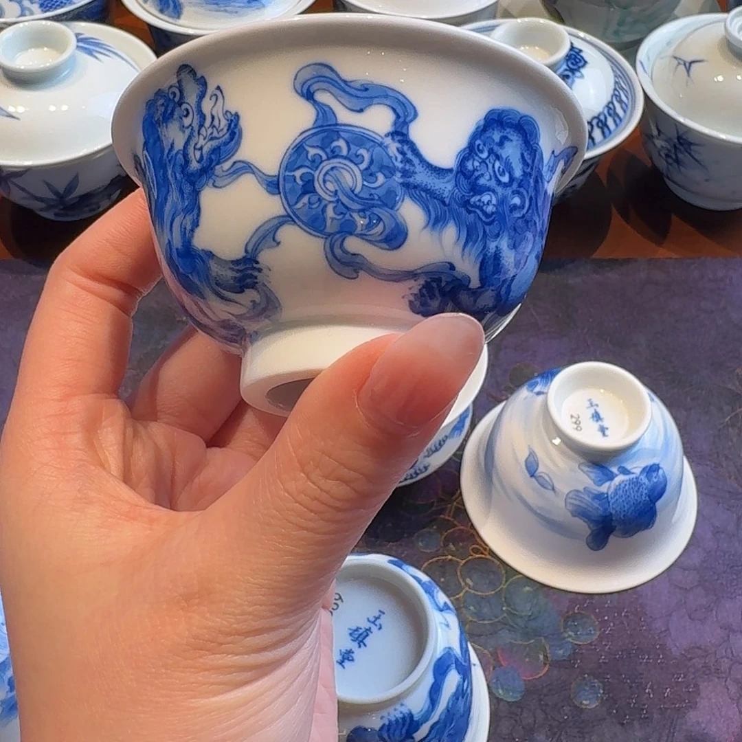 青花双狮子滚绣球品茗杯