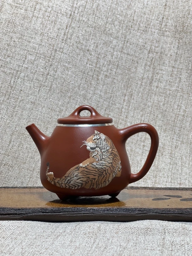 高端全手工朱泥紫砂泥绘老虎壶，王云云制作，一见泥绘