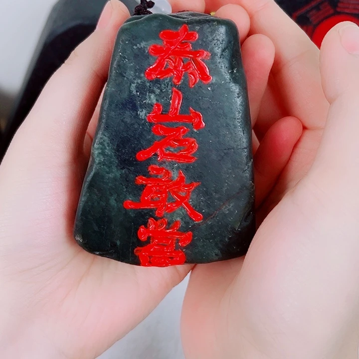 蛇纹石玉未镶嵌颈饰小**果