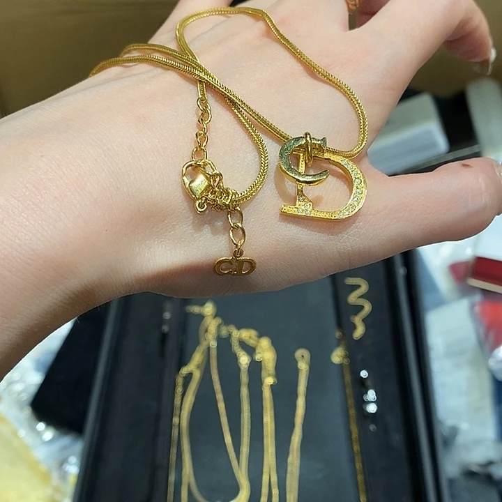岁***e中古香水沐浴露持久留香