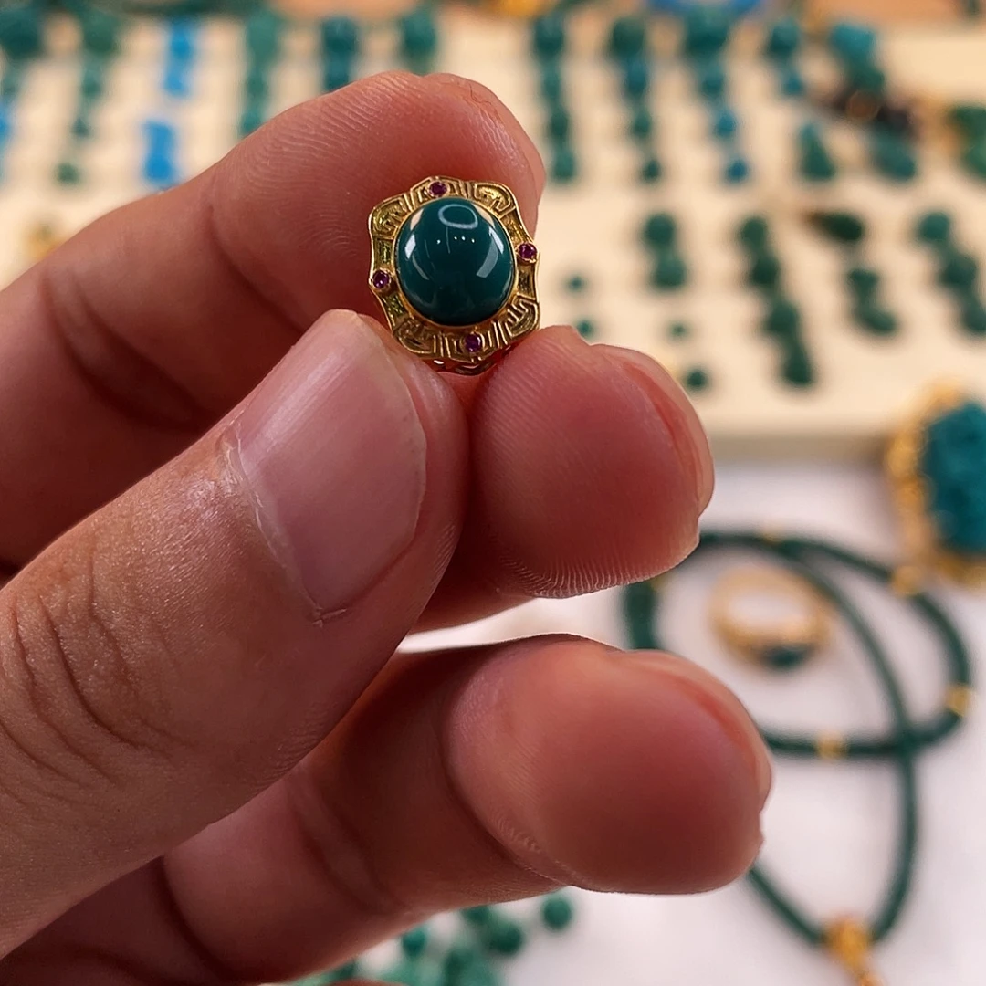 绿松石未镶嵌颈饰