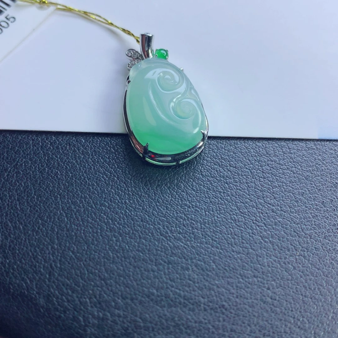 翡翠未镶嵌颈饰如意