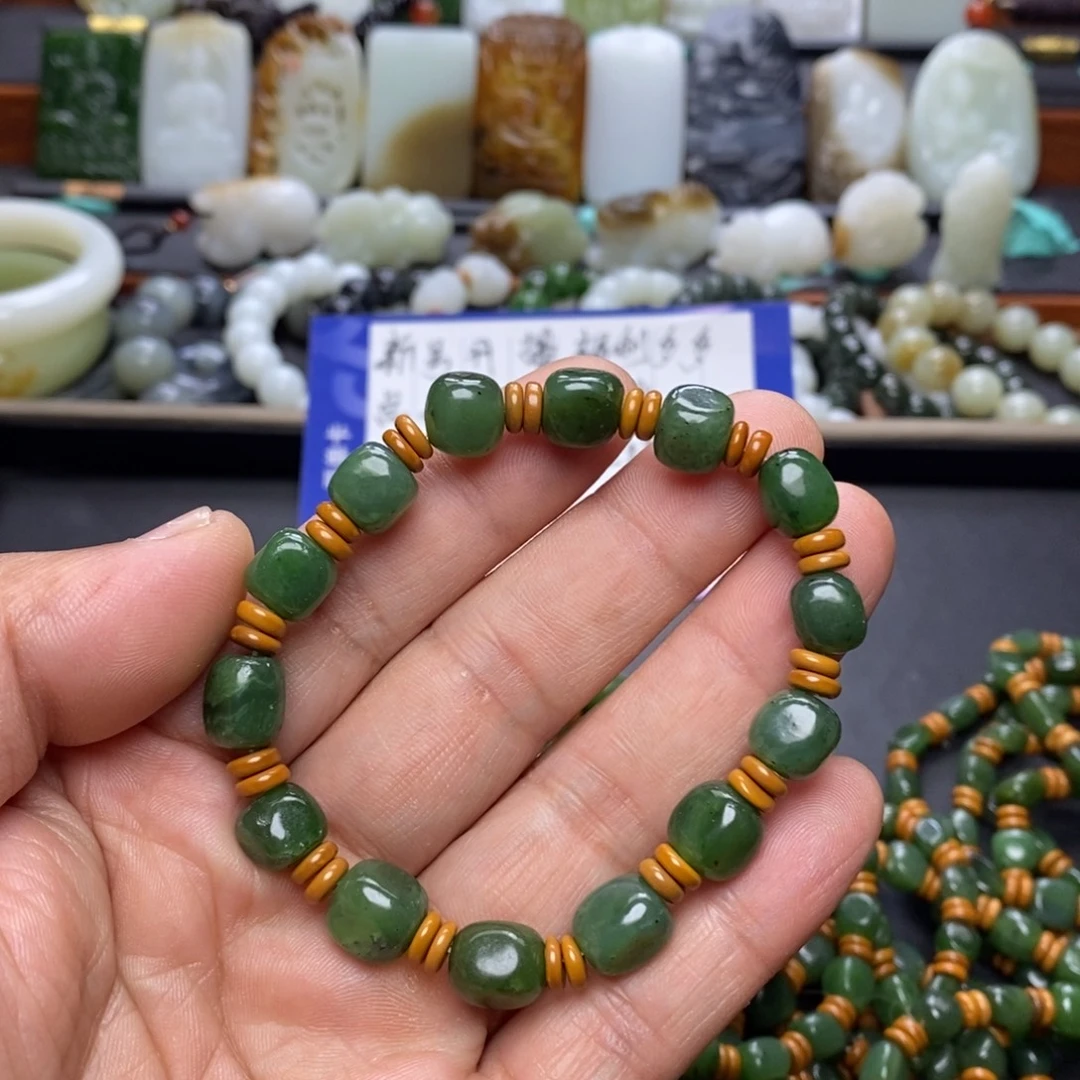 杨***连颈饰未镶嵌和田玉