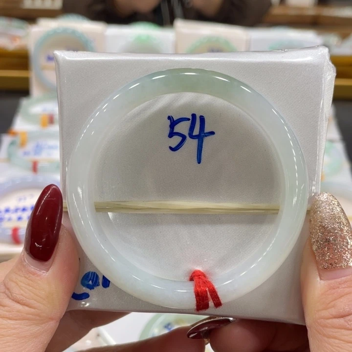 翡翠手镯未镶嵌翡翠