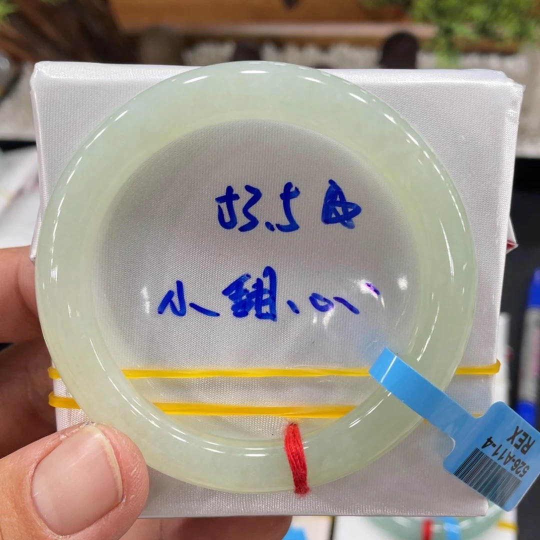 翡翠手镯未镶嵌翡翠