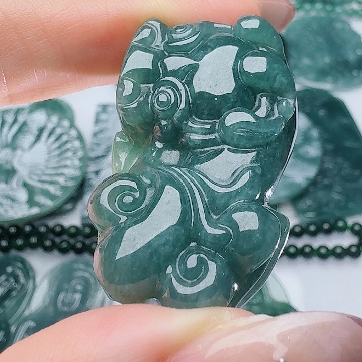 翡翠未镶嵌颈饰多样性发其一