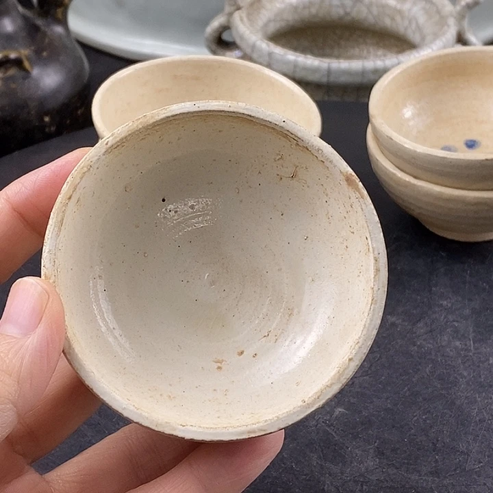 瓷片巩县窑的一个杯子