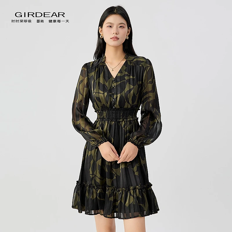 哥弟 新款女装时尚摩登优雅质感中裙V领束腰长袖花色连衣裙150033