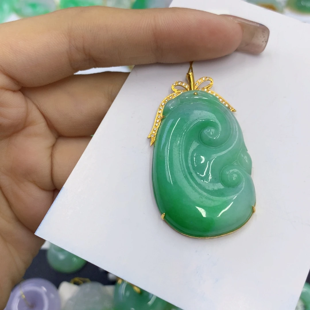 娜***宝翡翠18K金镶嵌颈饰翡翠