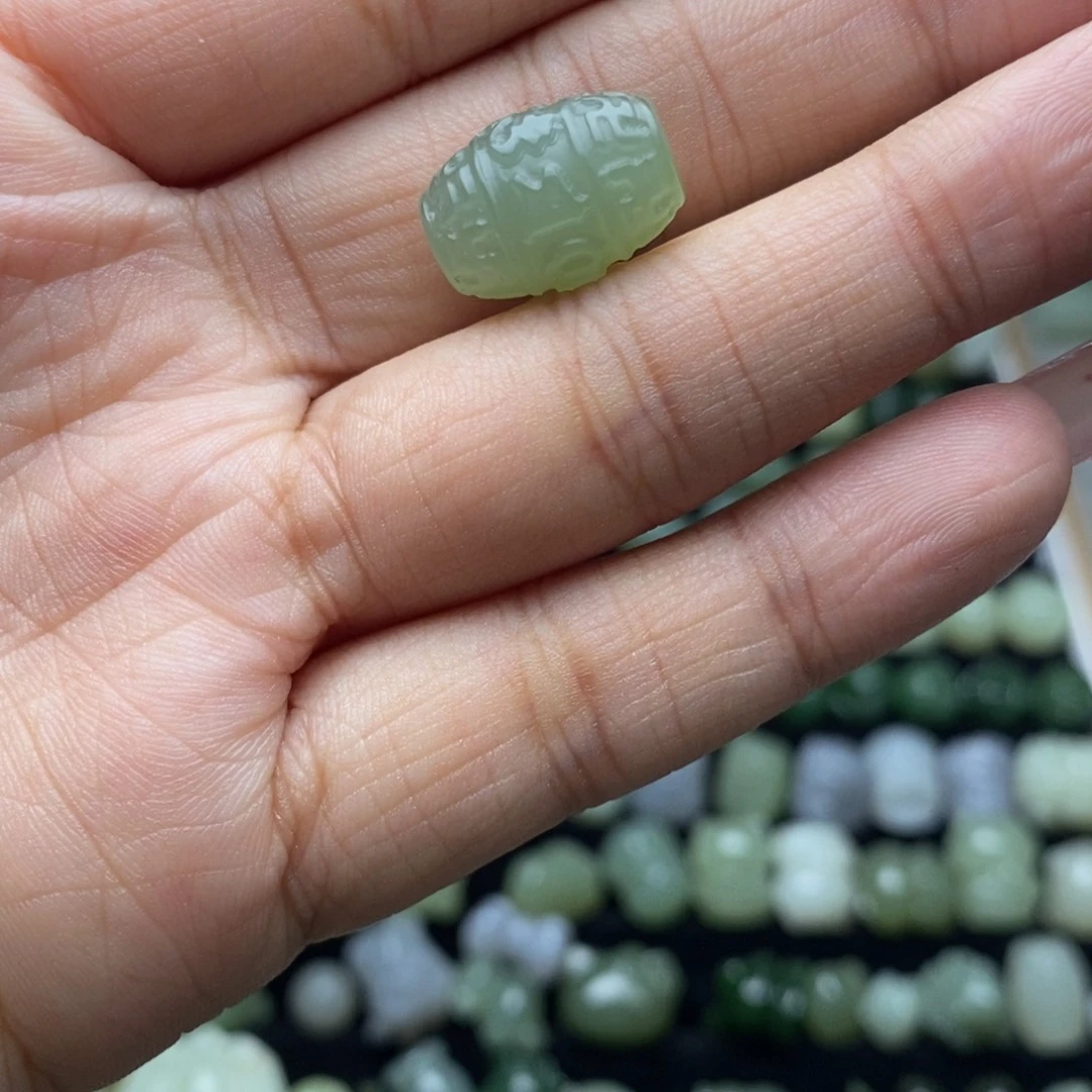 清***酒和田玉未镶嵌颈饰