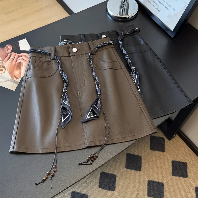 美拉德棕PU皮半身裙秋冬新款配丝巾时尚通勤复古显瘦A字包臀短裙