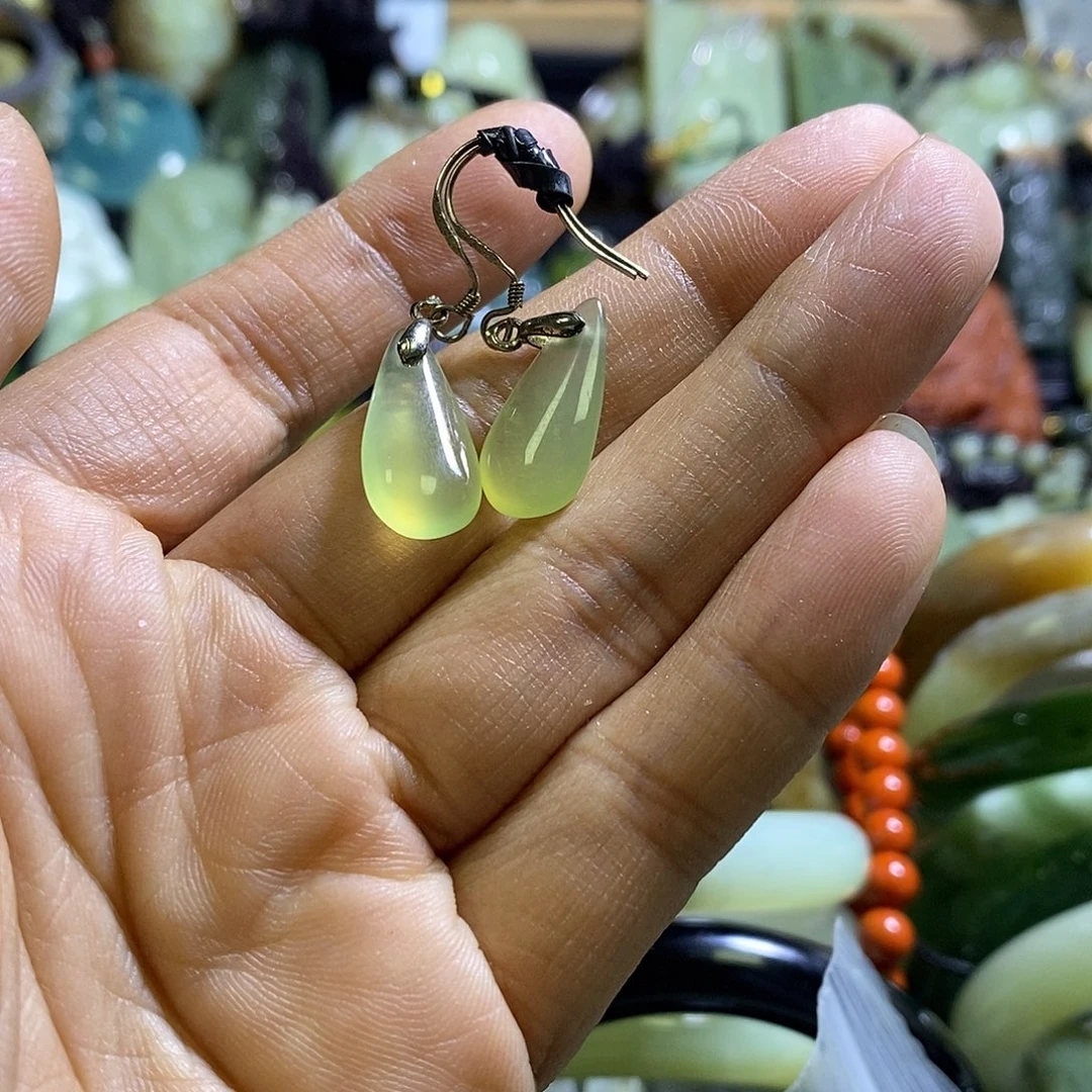 岫玉未镶嵌耳环一对