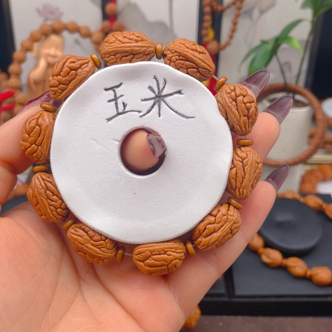 桃核吊坠玉米手串。红红火火