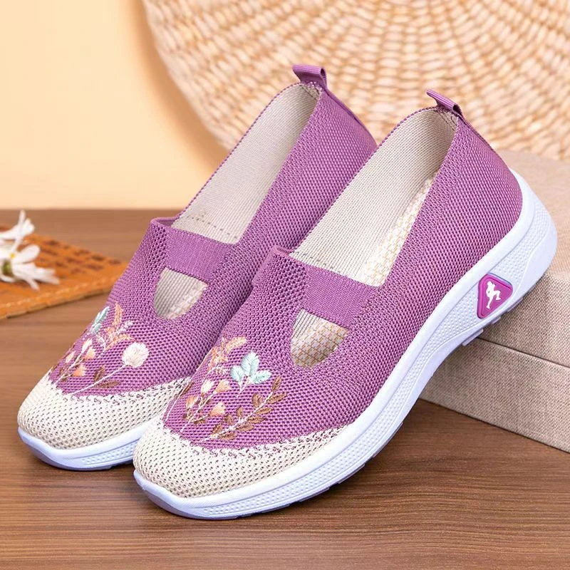 2025春季新款老北京布鞋中老年浅口绣花轻便透气妈妈平底防滑女鞋