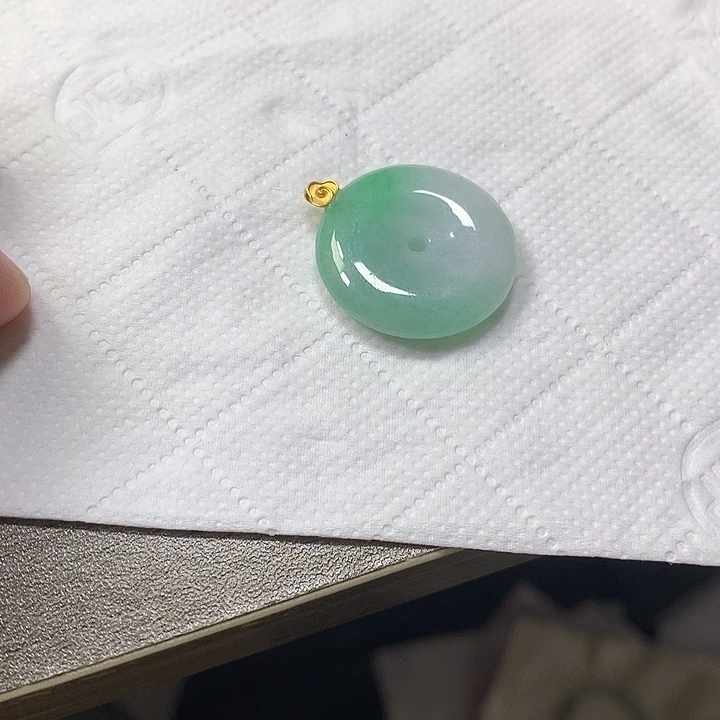 翡翠18K金镶嵌颈饰平安扣