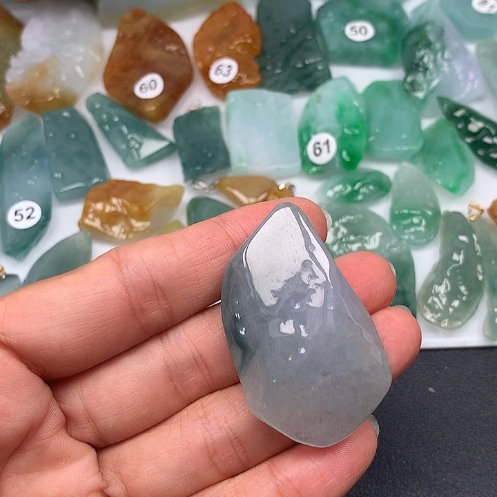 翡翠未镶嵌颈饰随型