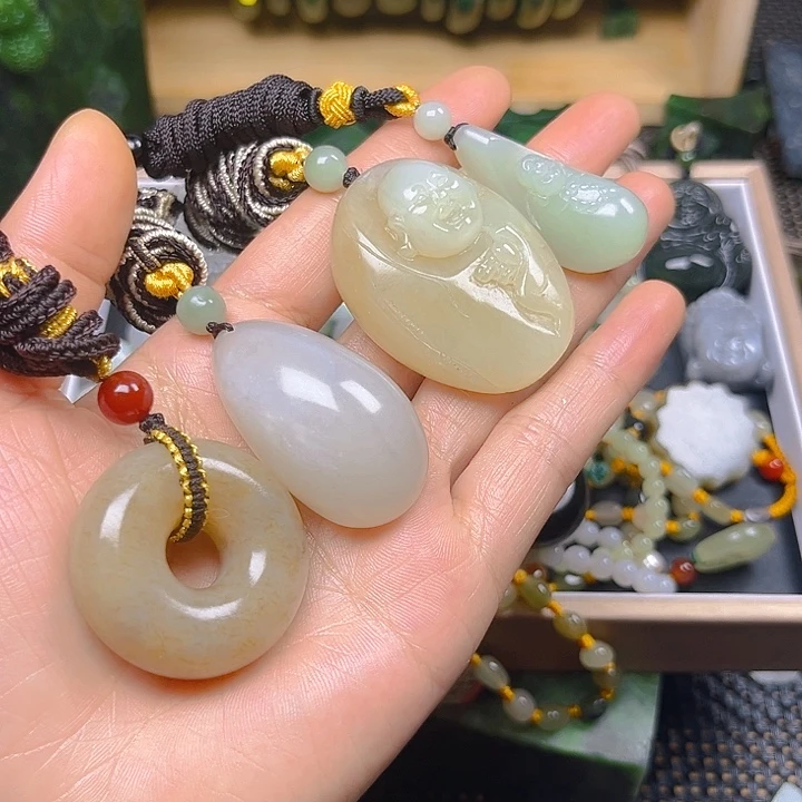 和田玉未镶嵌珠宝半成品张***了