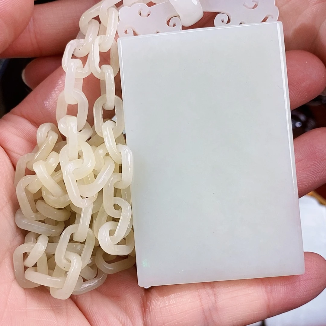 李***M和田玉未镶嵌颈饰