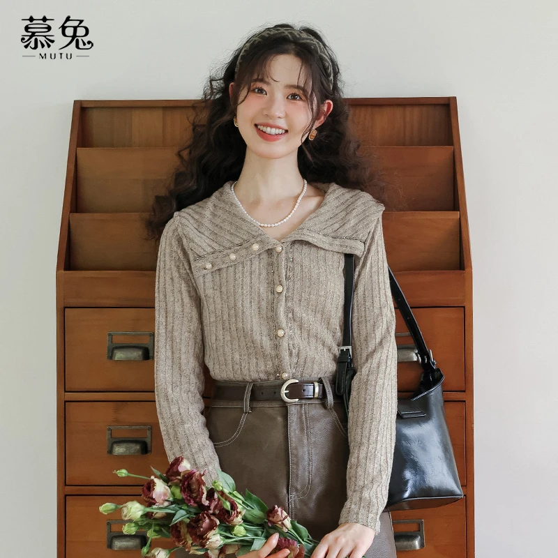 慕兔法式高级感不规则翻领针织衫女2025春季新款修身内搭长袖上衣