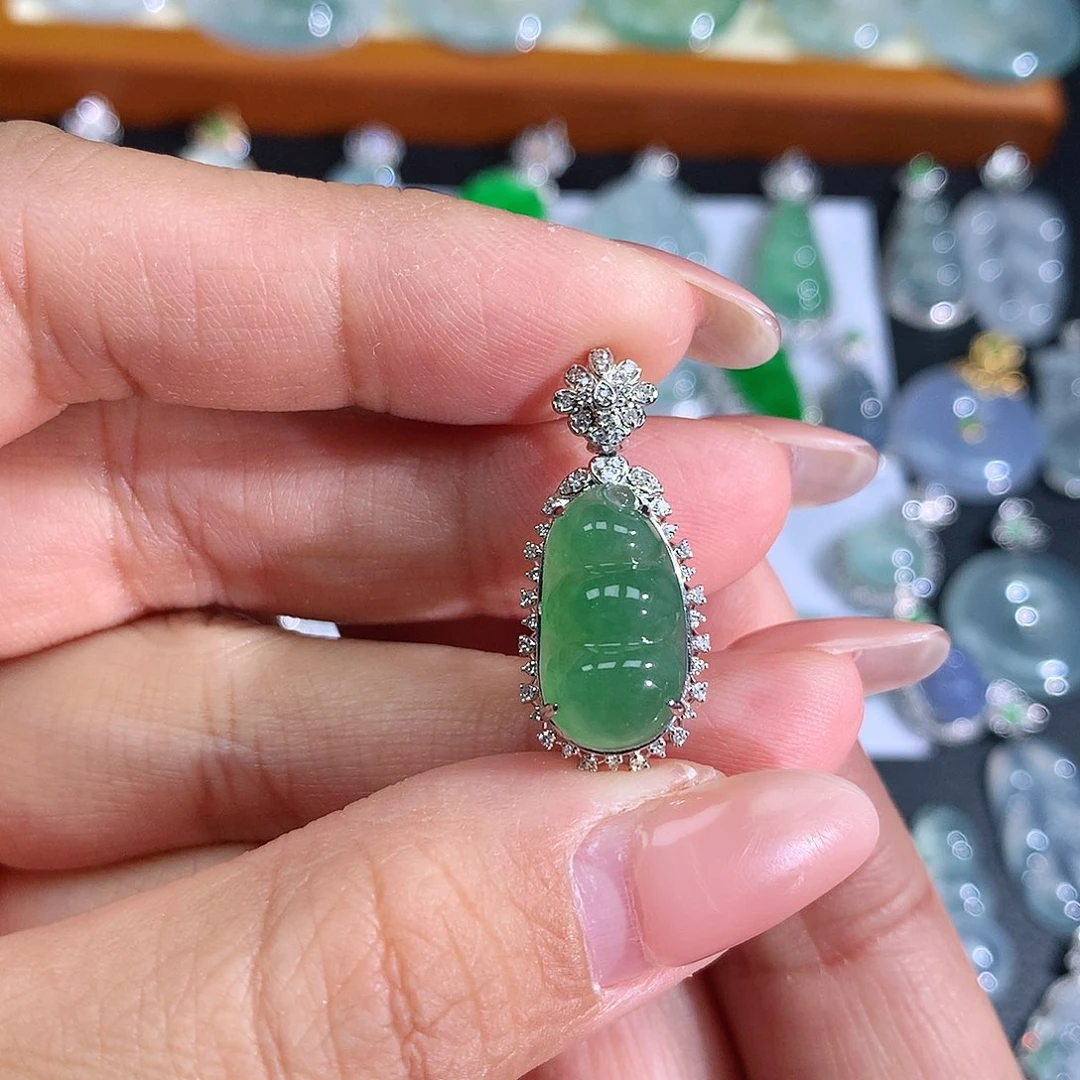 翡翠18K金镶嵌颈饰翡翠