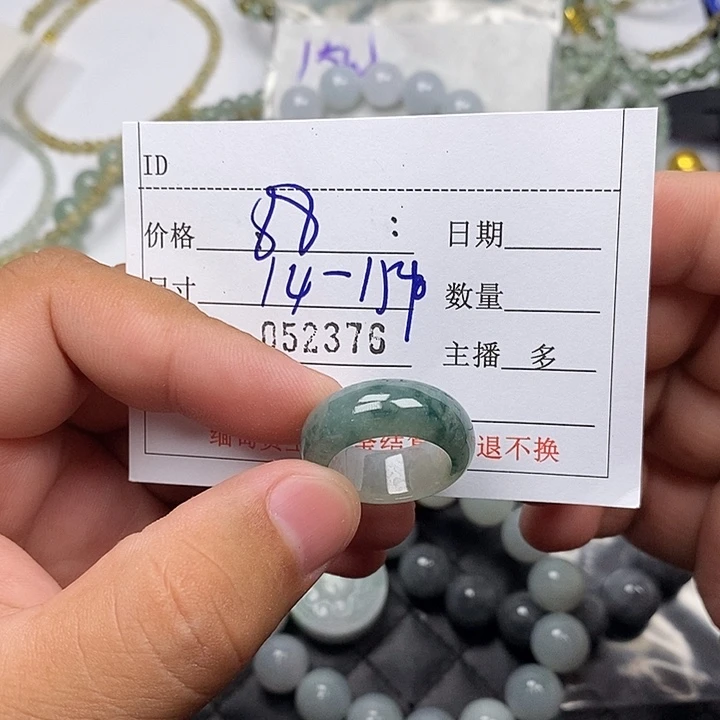 定制翡翠未镶嵌毛货需要抛光谨慎拍拍。