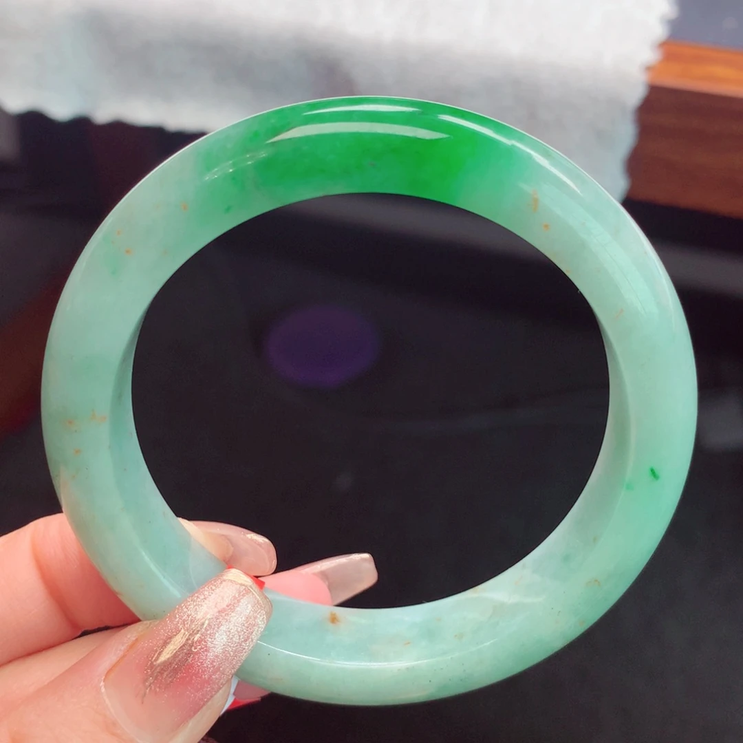 翡翠手镯未镶嵌翡翠