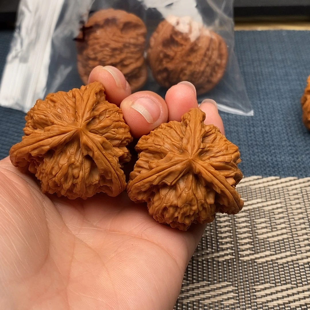 新***和文玩核桃吊坠三棱