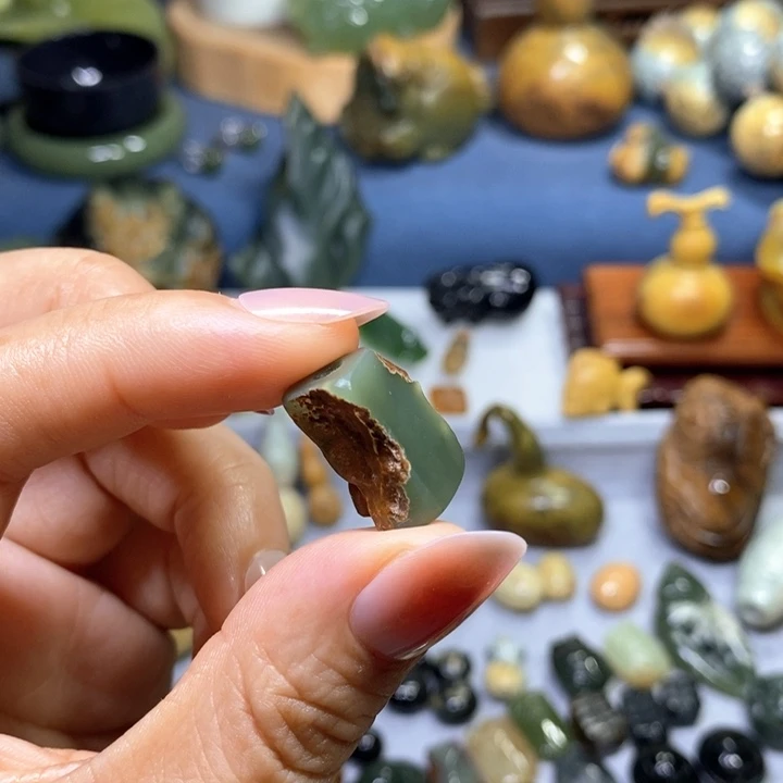 未镶嵌岫岩河磨玉（透闪石质玉）挂件